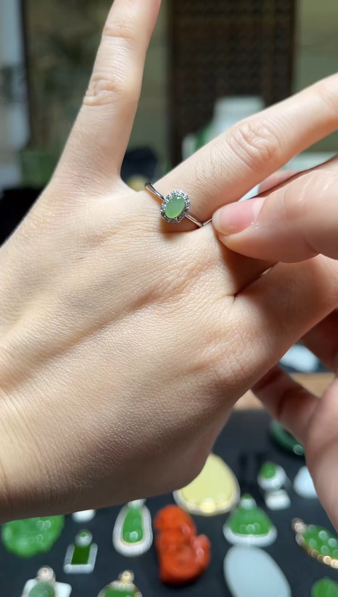 颈饰银S925镶嵌和田玉苹果绿戒指小小款