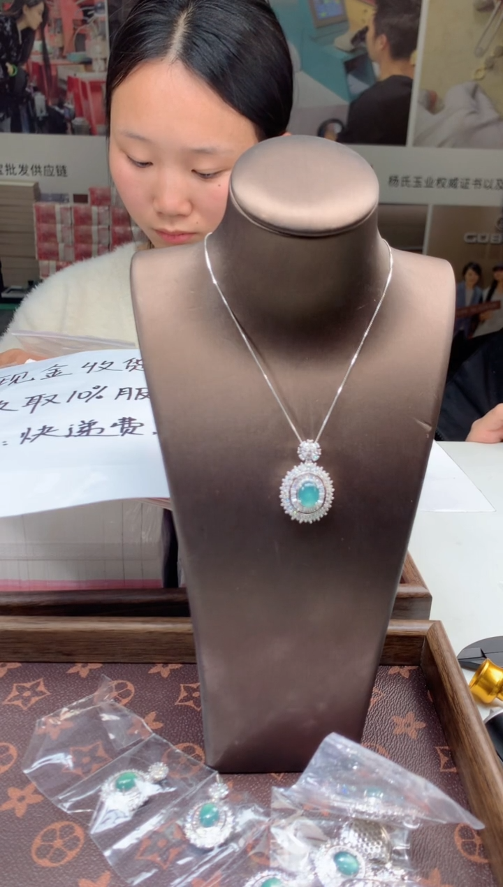 【闪购商品】翡翠吊坠(不含链)合金天然A货翡翠-多样性发货