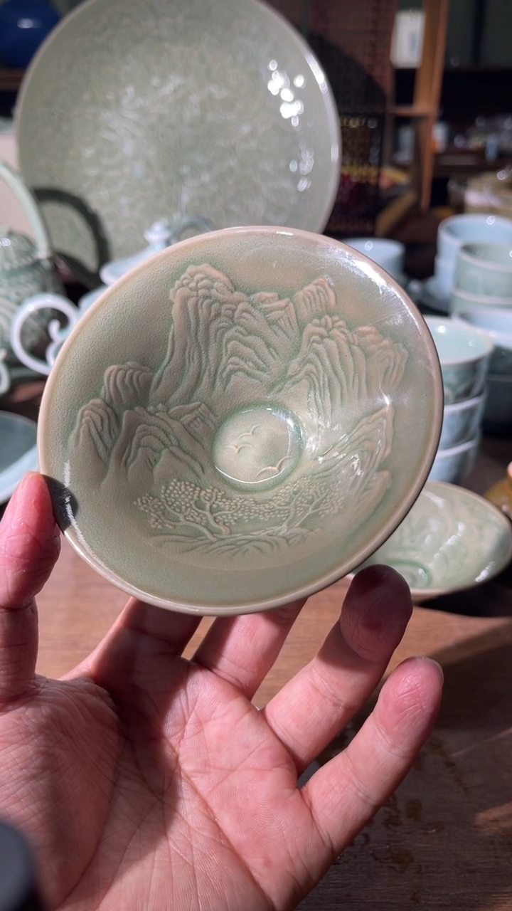 微瑕浮雕山水斗笠1只