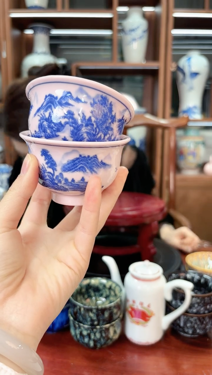 A03景德镇红稀稀山水写意压手杯两只