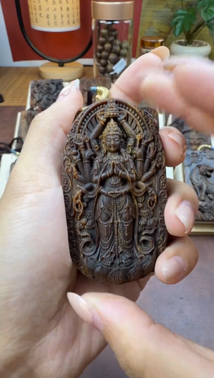 木木雕款  芽庄  站千手观音  7cm 送养香瓶