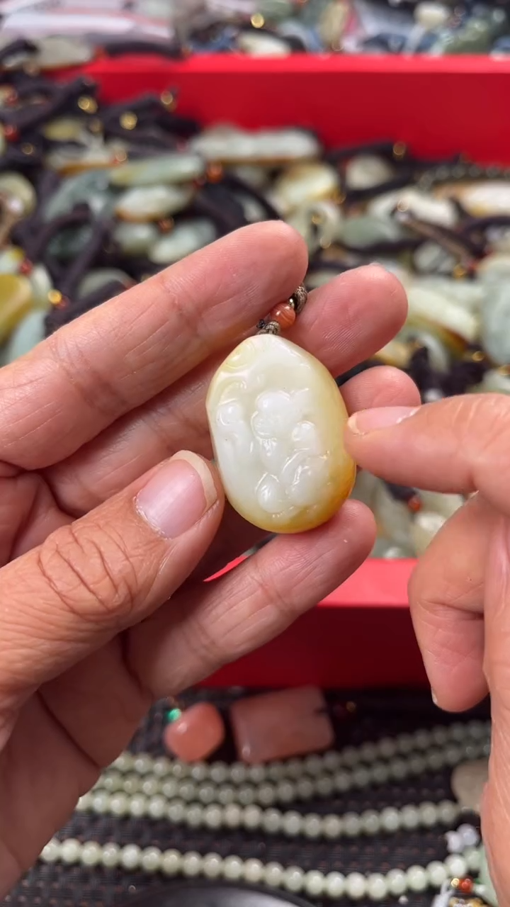 【闪购商品】和田玉颈饰未镶嵌多样性发货没有证书拍一发一有瑕