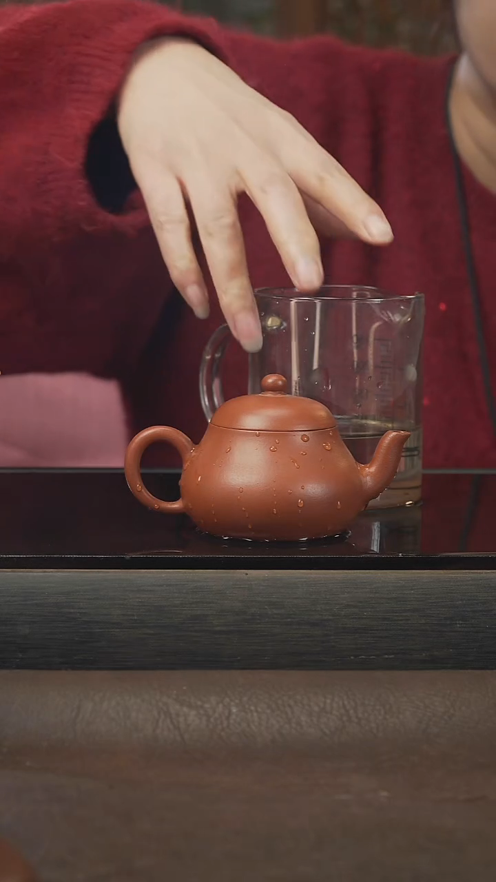 茶壶紫砂文**大梨形，朱泥，1100cc
