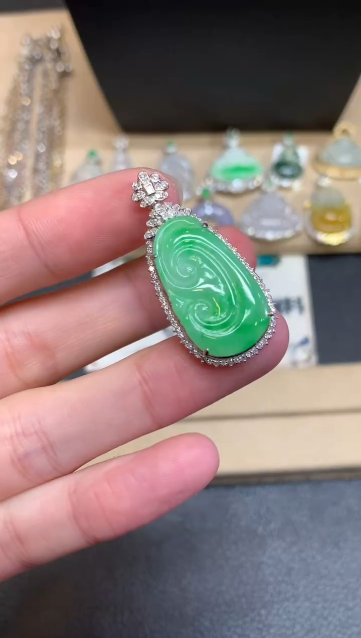 【闪购商品】翡翠颈饰18K金镶嵌如意【无服务费】