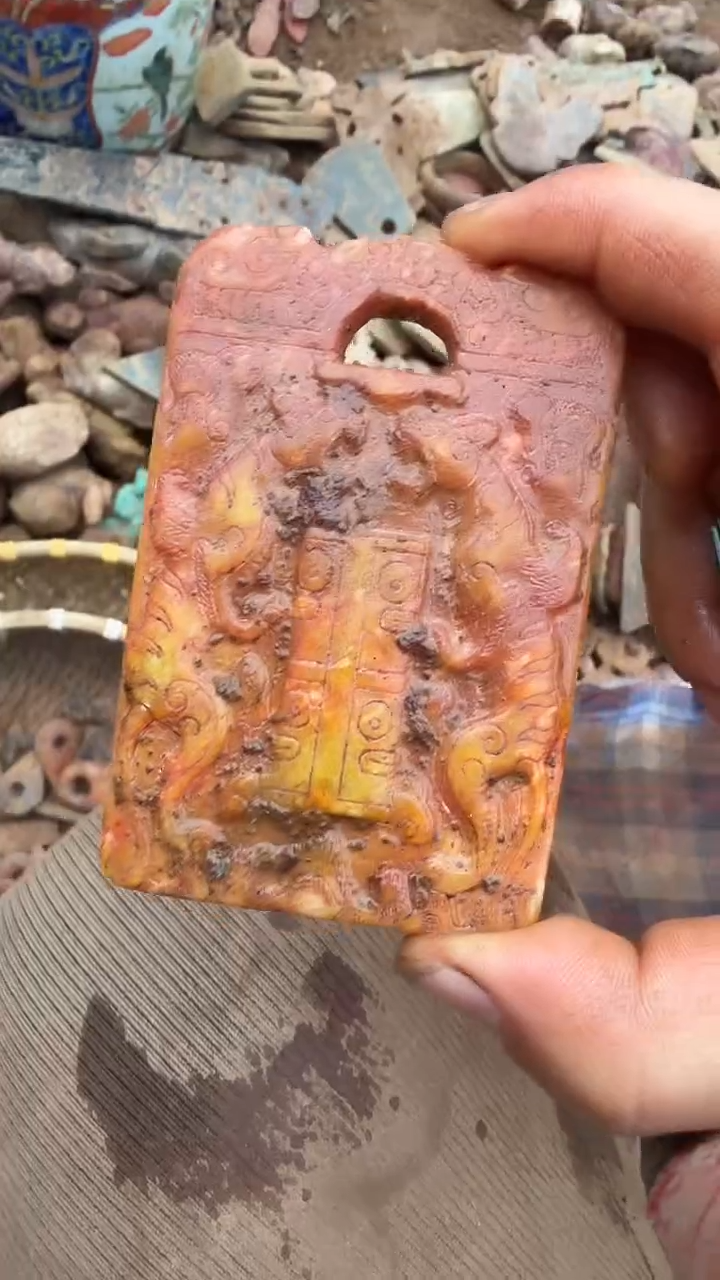 未镶嵌岫岩河磨玉（透闪石质玉）挂件时**通岫岩河磨玉