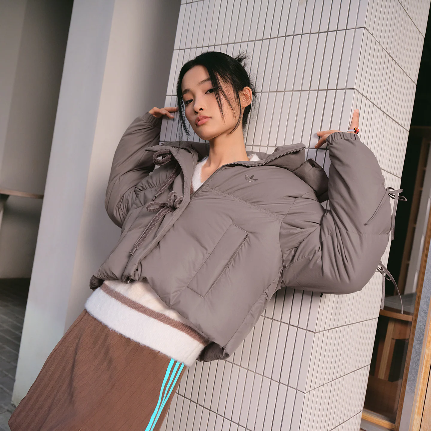 adidas三叶草 BOW PLAY DOWN 保暖运动鸭绒连帽羽绒服KC2609