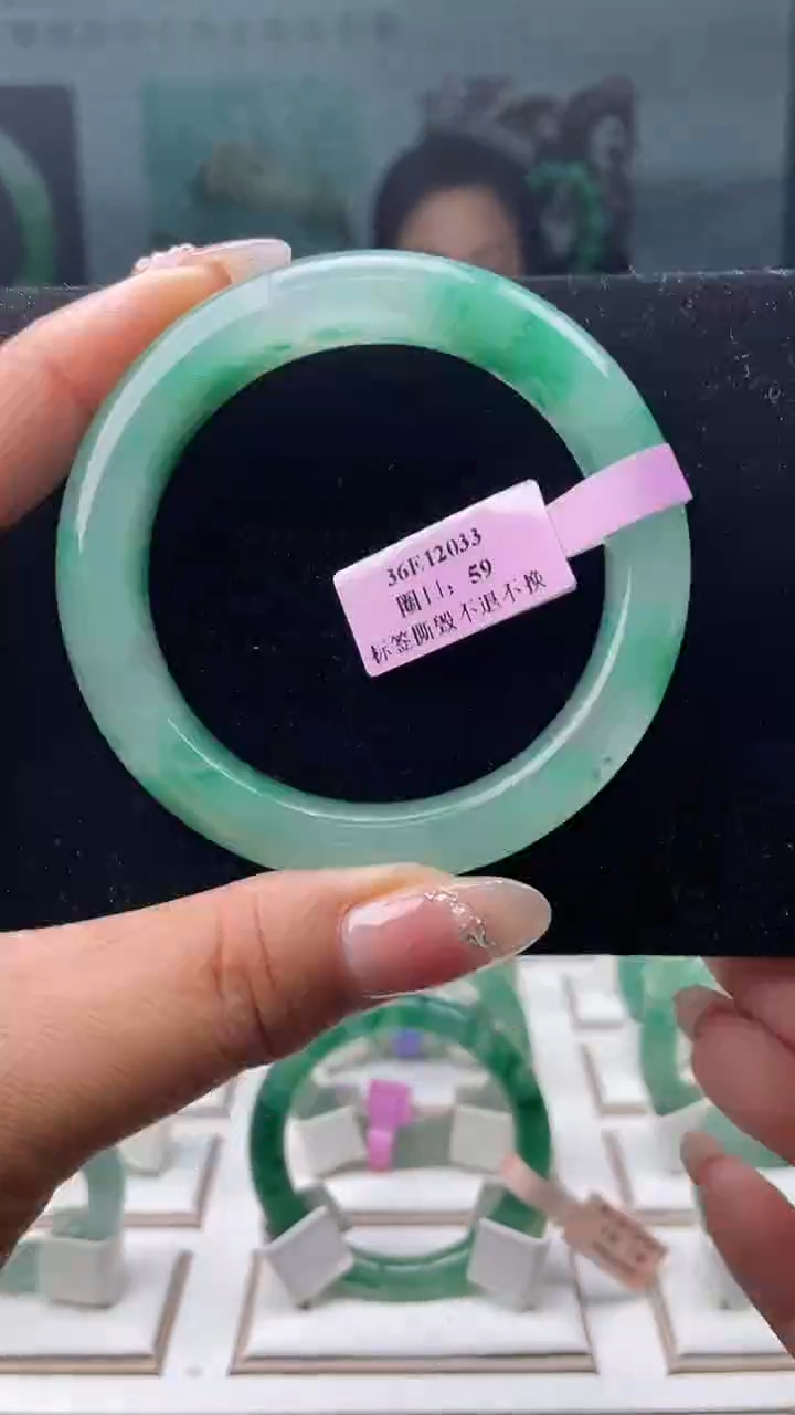 未镶嵌手镯石英质玉（非洲翠）手镯