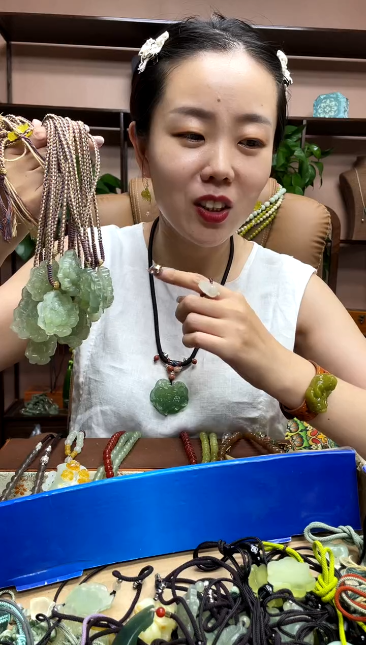 未镶嵌岫玉吊坠多样性发货发其中之一