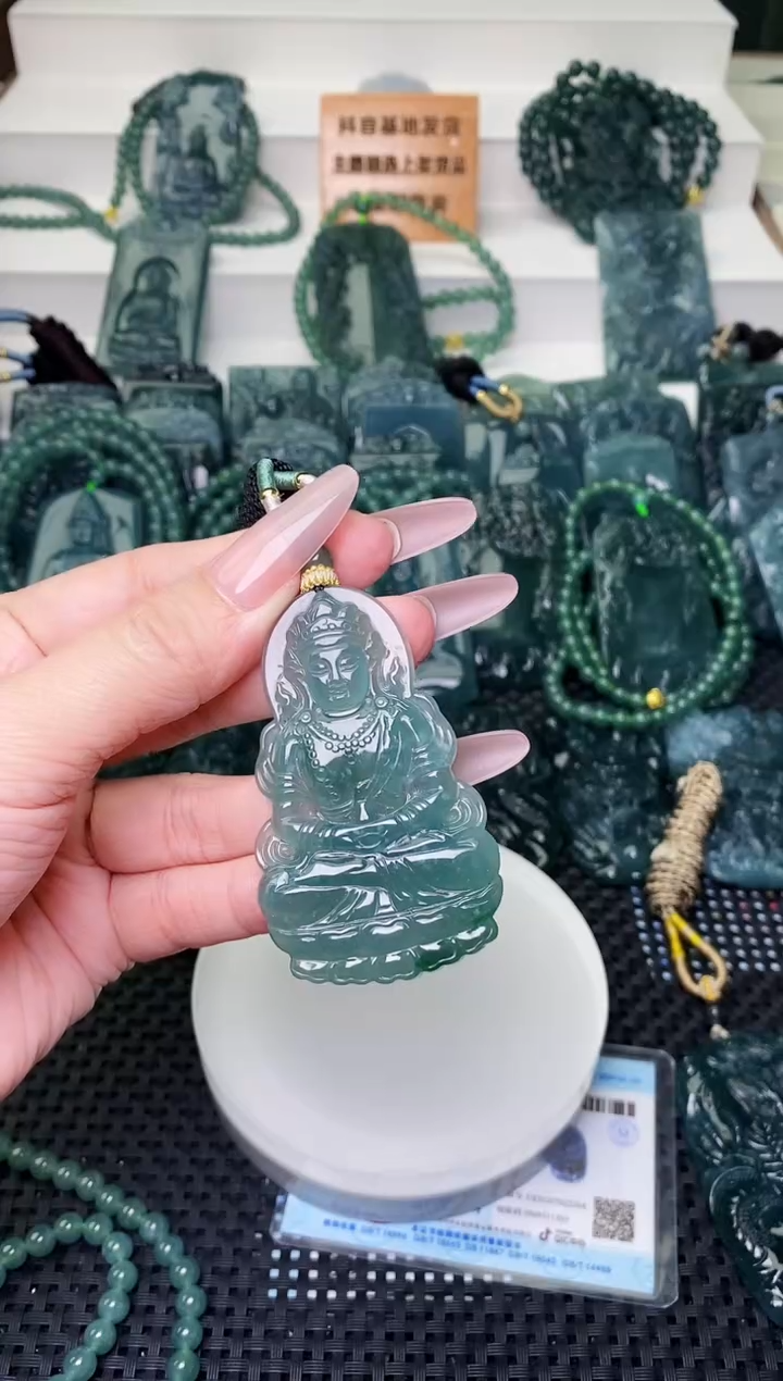 颈饰未镶嵌翡翠 