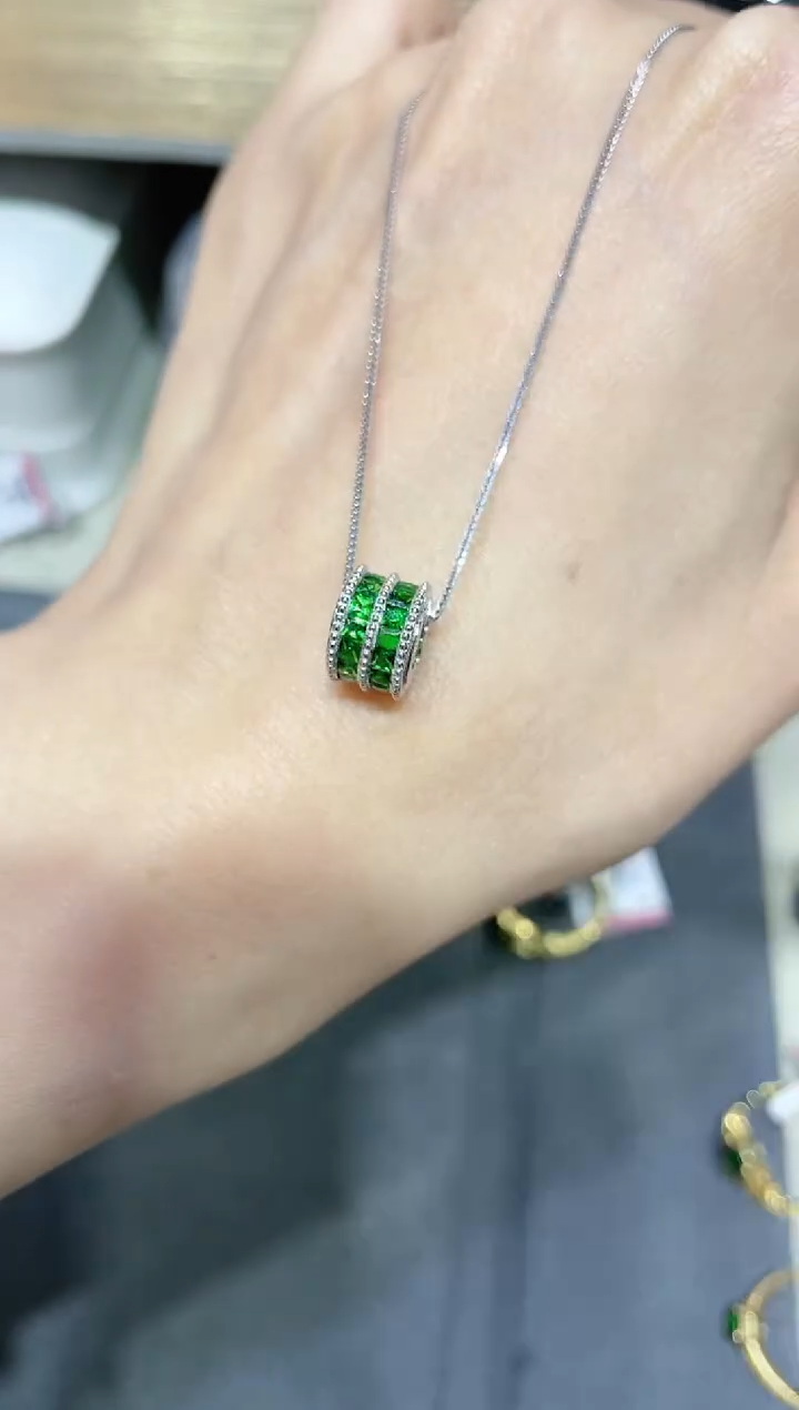 18K金镶嵌石榴石沙弗莱项链路路通