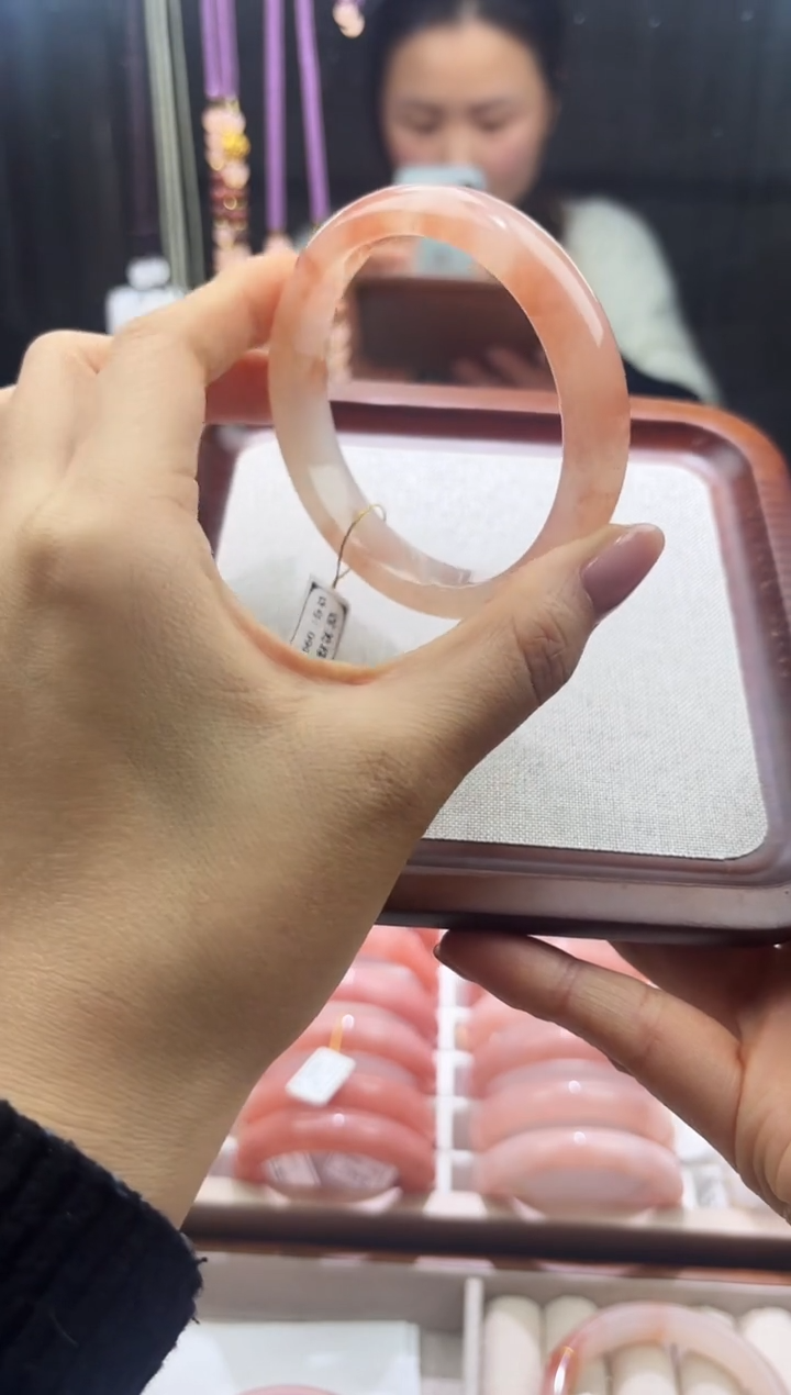 未镶嵌手镯石英质玉（金丝玉）桃花酿手镯56