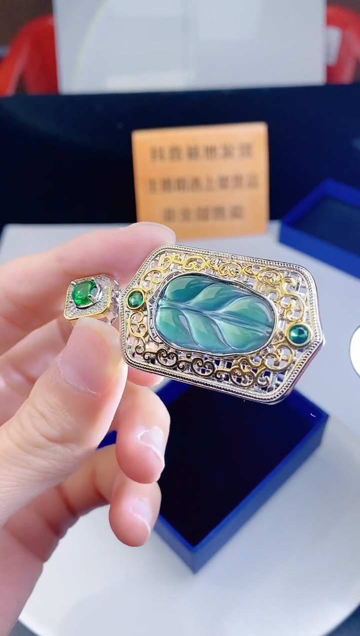 颈饰未镶嵌翡翠`