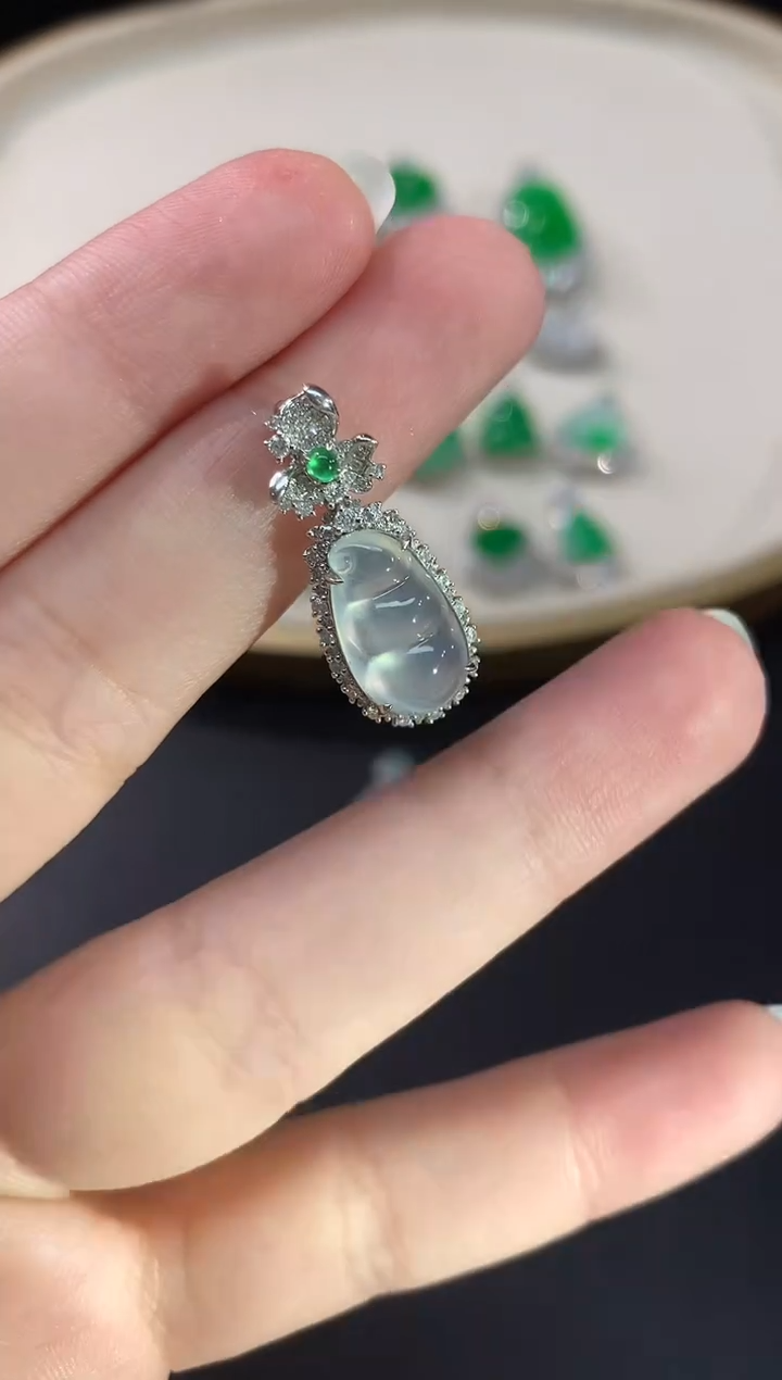 【闪购商品】翡翠吊坠(不含链)18K金镶嵌豆子A713|7800