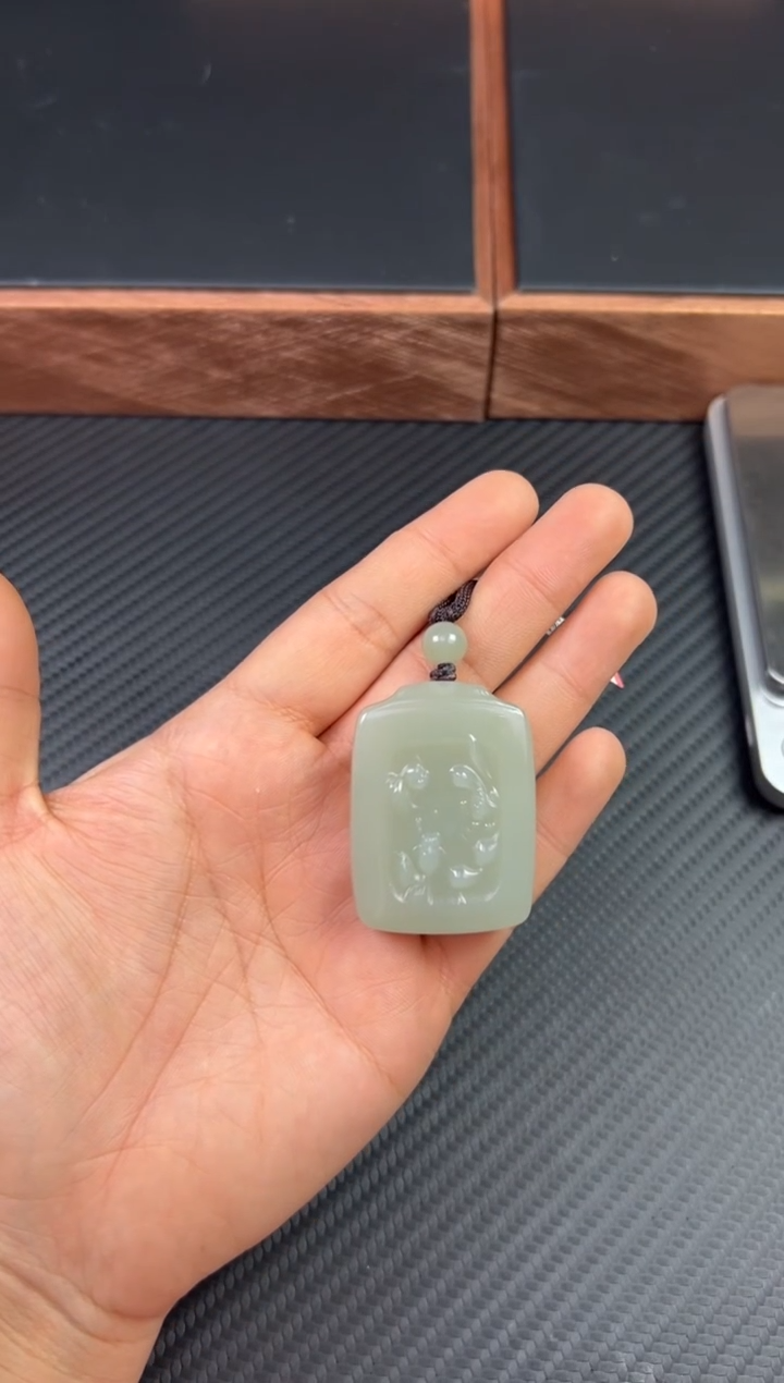 【闪购商品】和田玉吊坠(赠链)未镶嵌且末微色差近矿