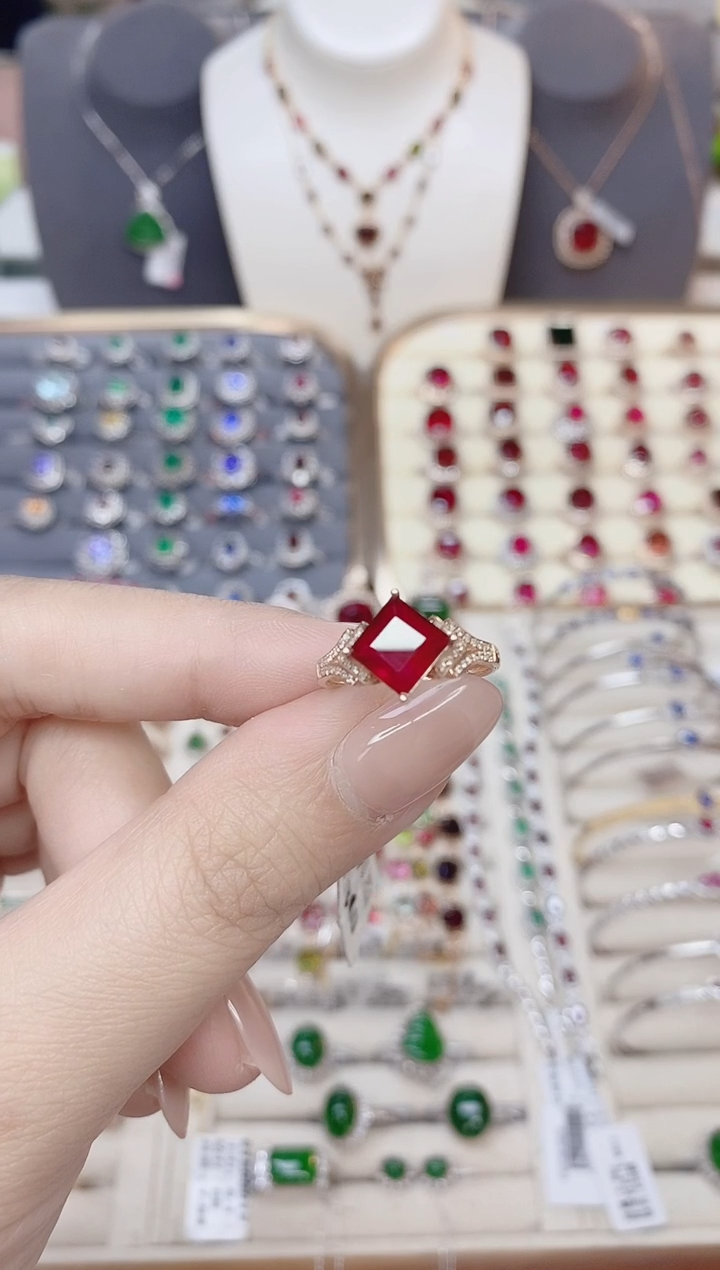 18K金镶嵌碧玺戒指碧玺3CT