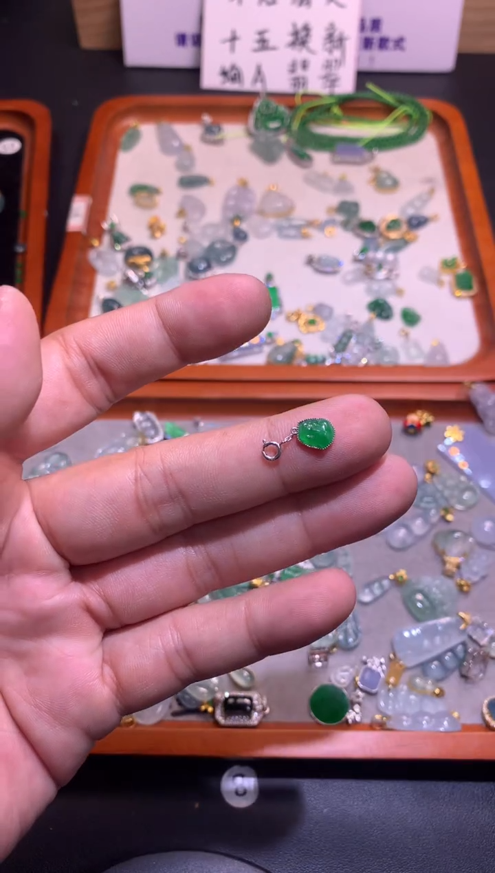 【闪购商品】翡翠吊坠(不含链)18K金镶嵌1