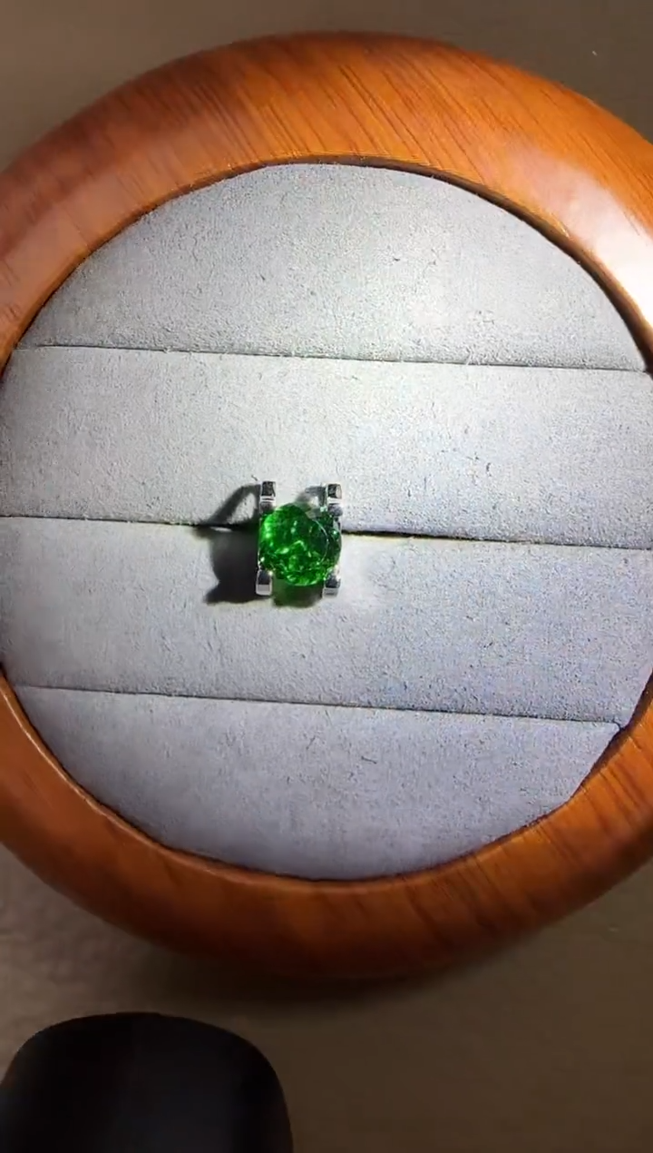 主播定制链接 绿色牛头吊坠2ct