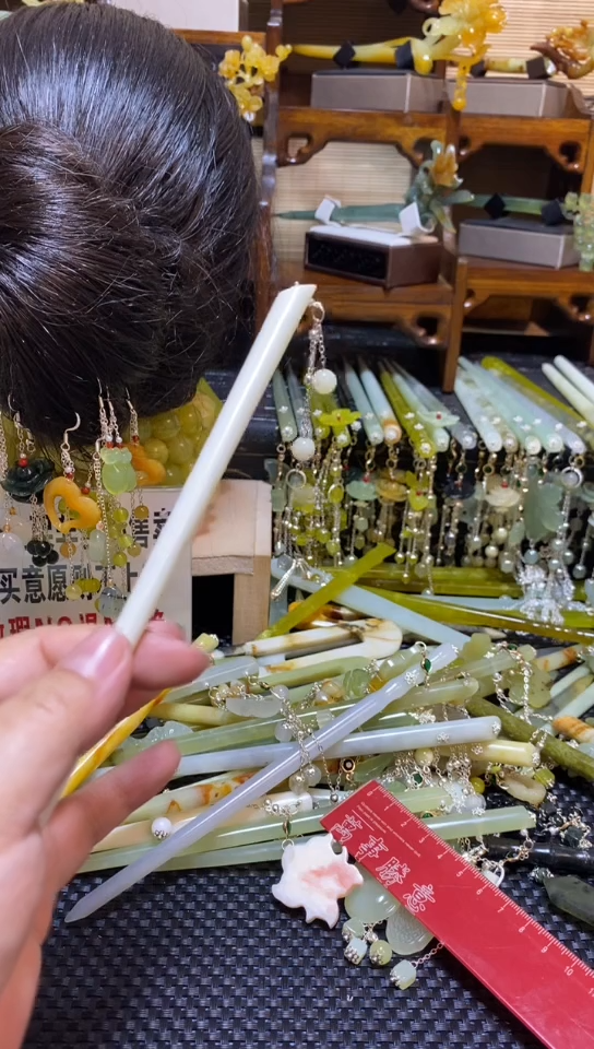 未镶嵌岫玉其它多样性发货一件   