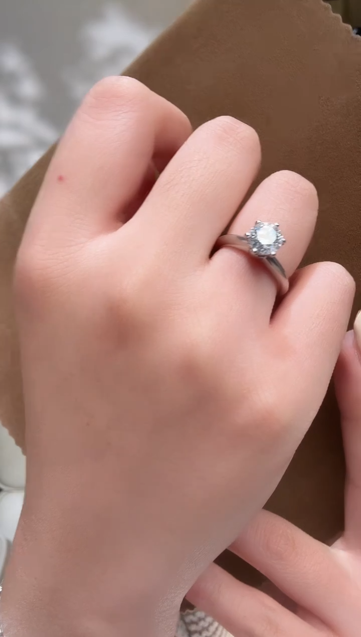 18K金镶嵌实验室培育钻石@@戒指白圆形1.5卡T经典六爪14