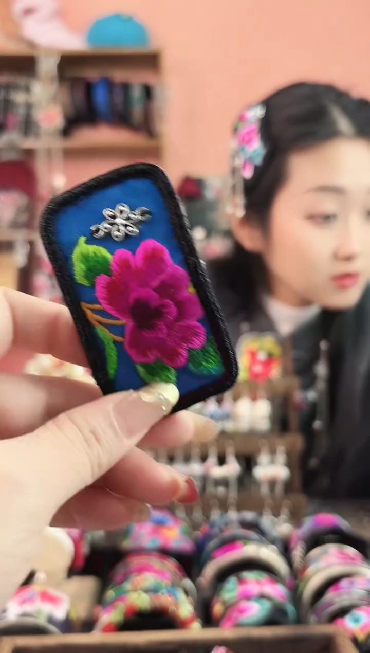 织绣艺枝独绣手工饰品   78