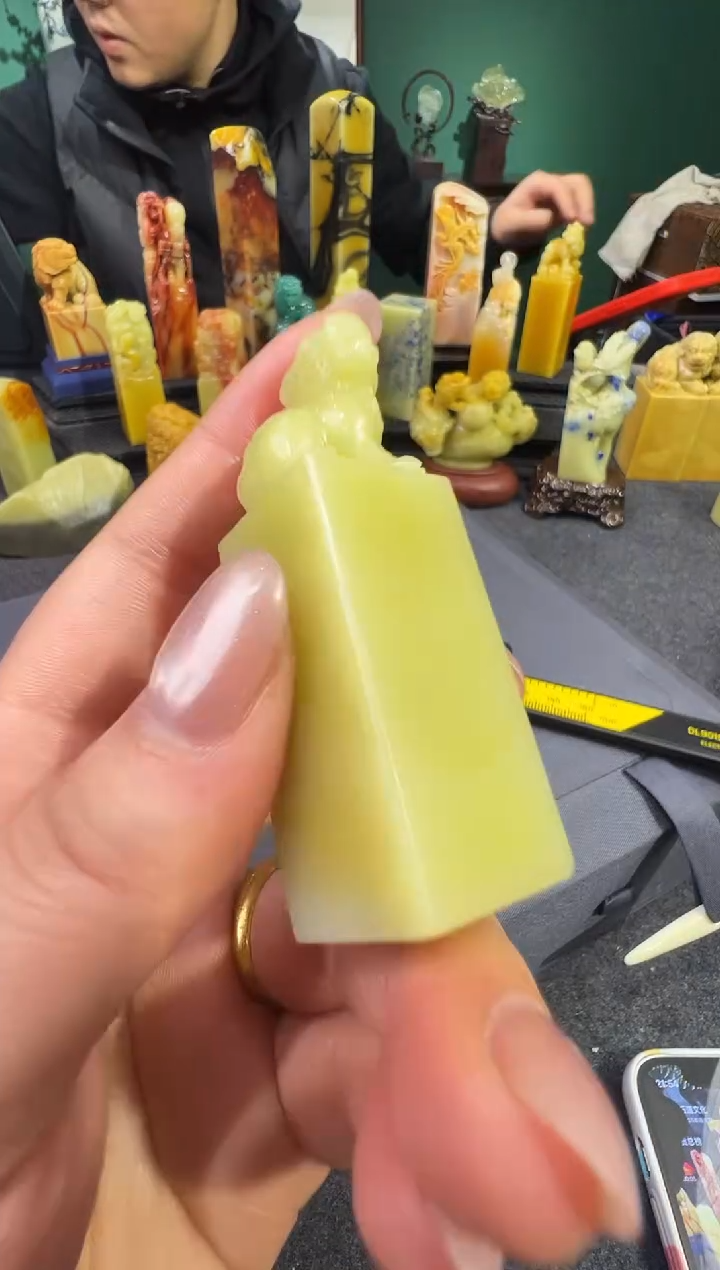 【闪购商品】青田石菜花黄瑞兽钮