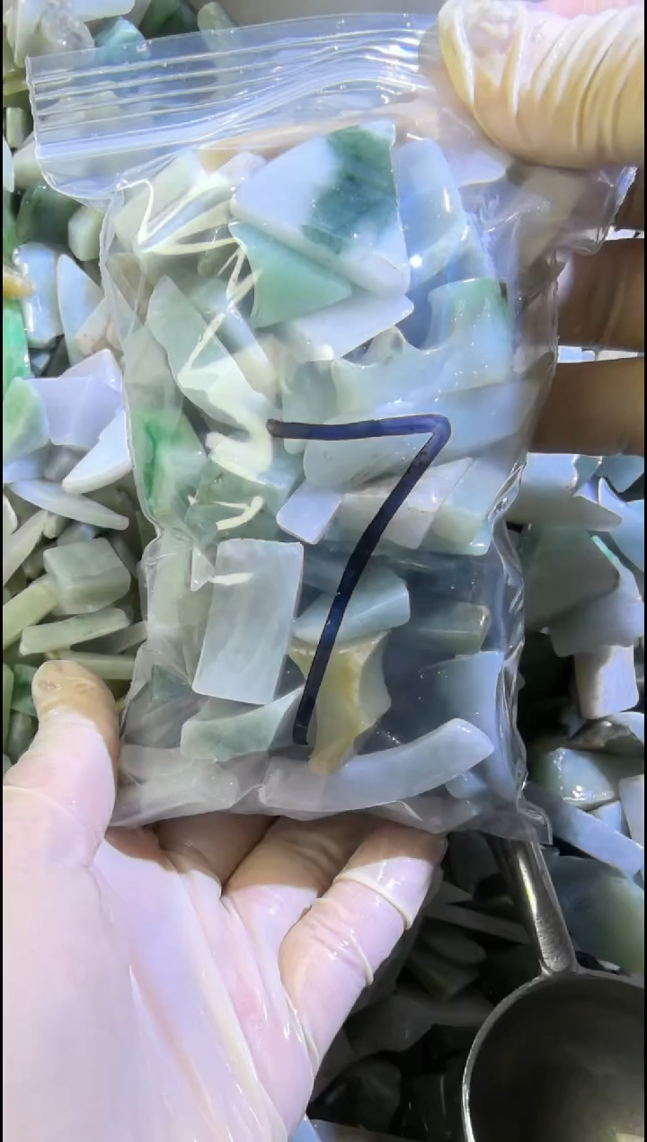 【闪购商品】翡翠颈饰未镶嵌天然翡翠边角中号500克7