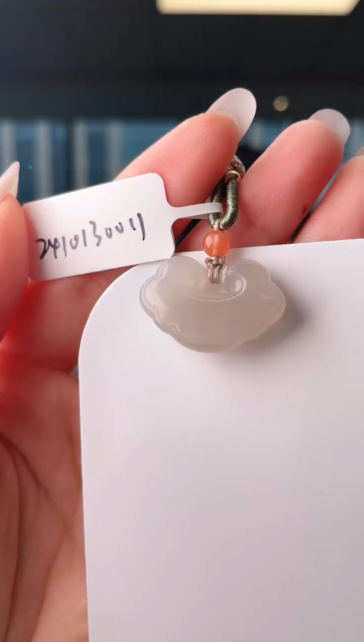 颈饰未镶嵌和田玉锁 p