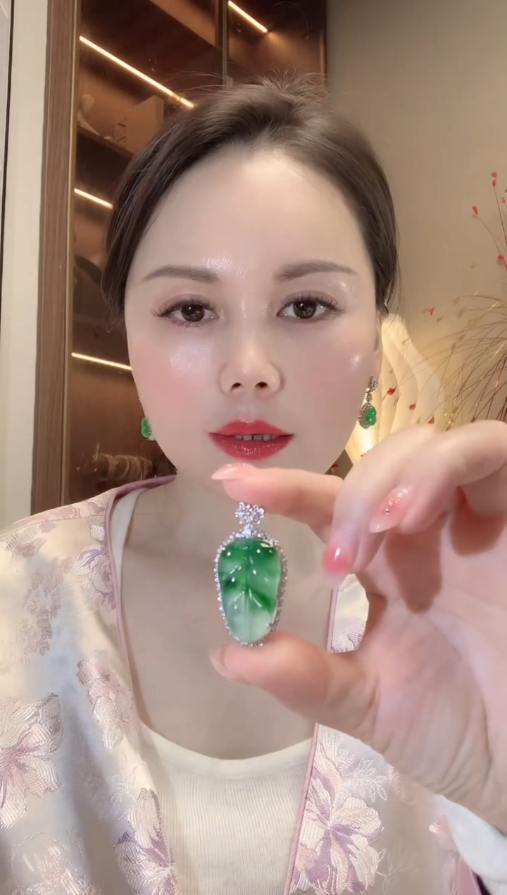 【闪购商品】翡翠吊坠(不含链)18K金镶嵌A58