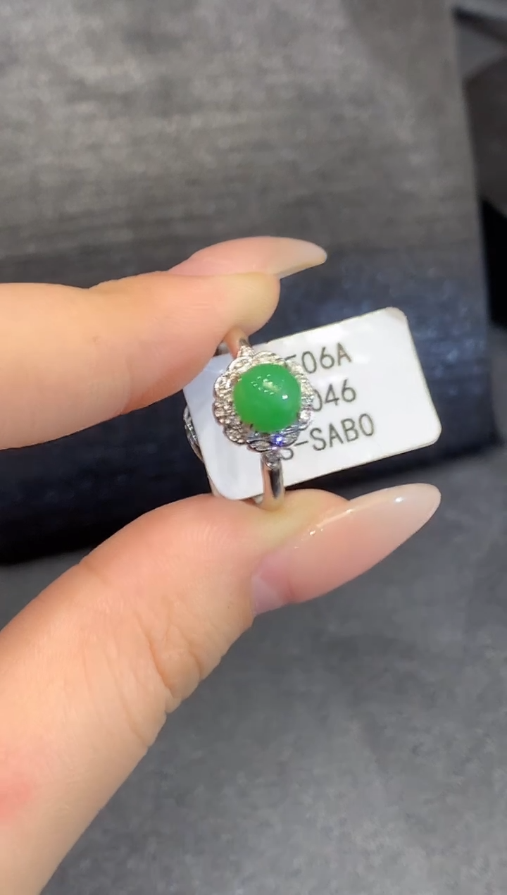 18K金镶嵌戒指翡翠多样性发其一