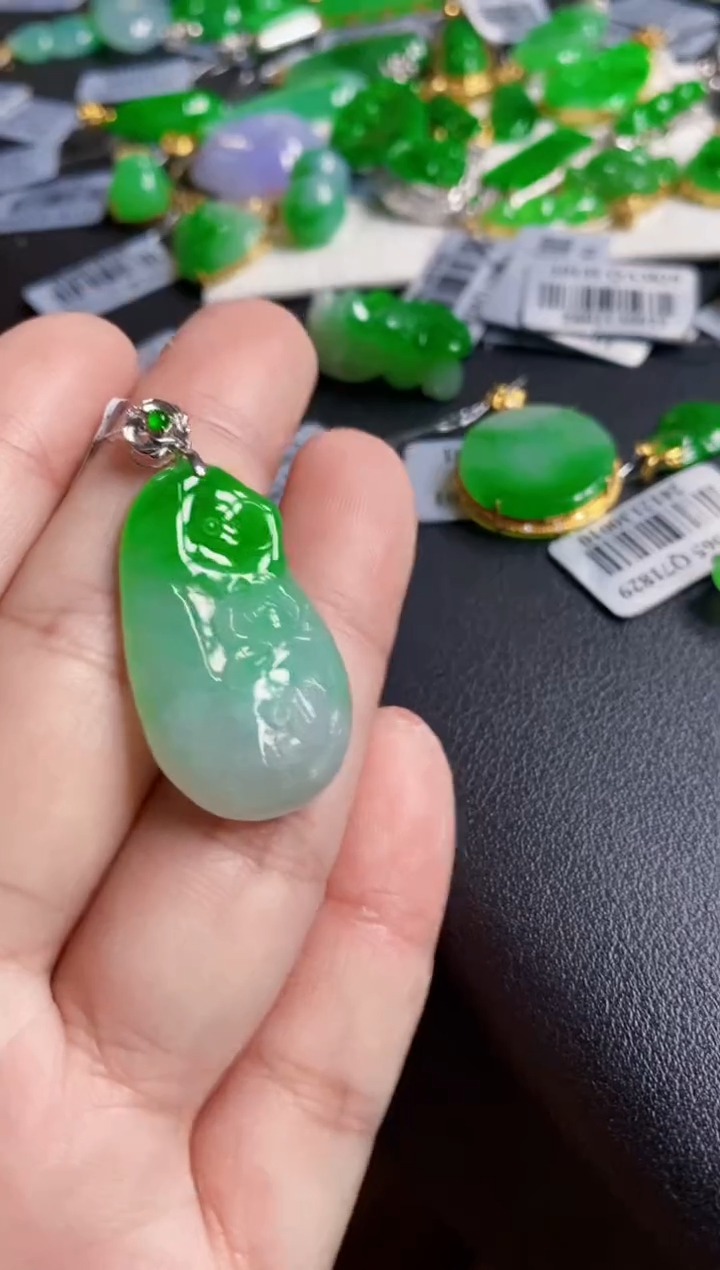 翡翠18K金镶嵌颈饰荷叶