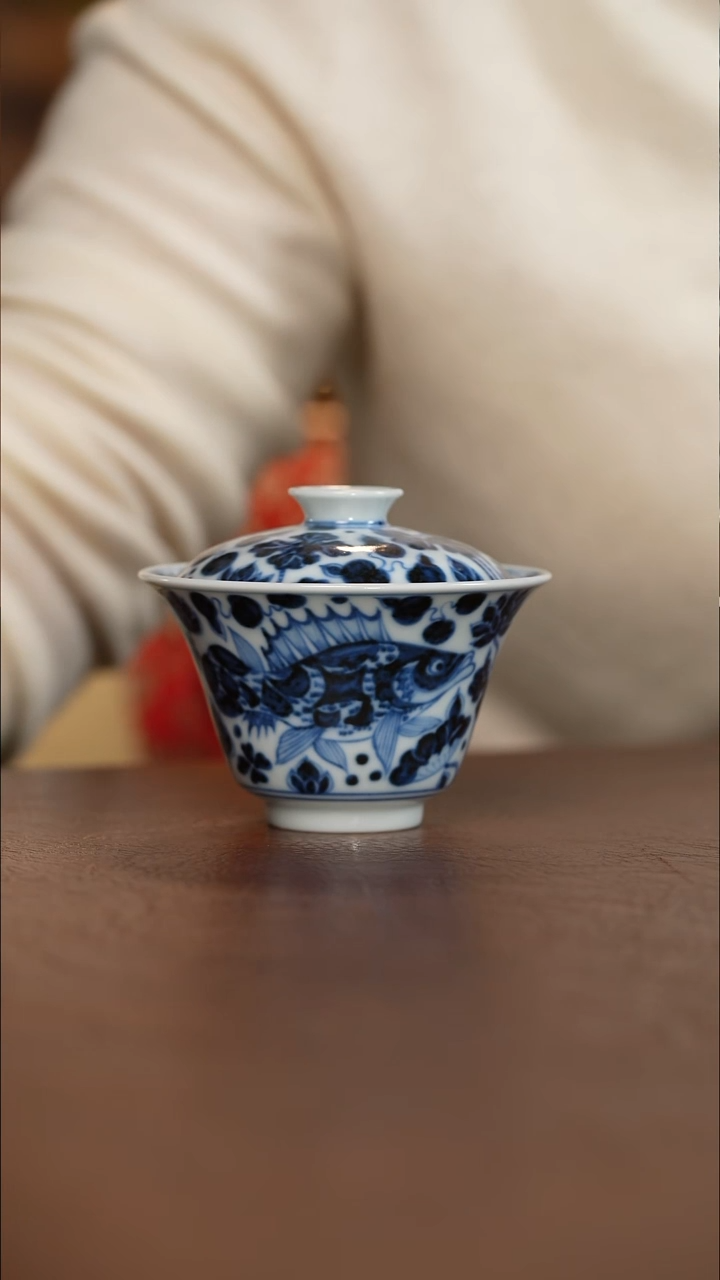 元青花鱼藻纹小马蹄杯