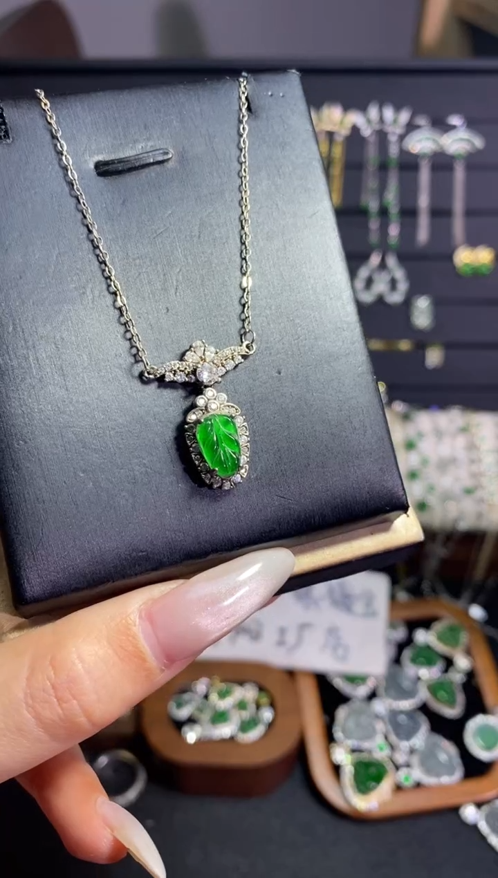 颈饰银S925镶嵌翡翠叶子吊坠