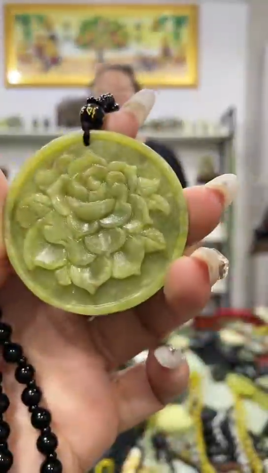 岫玉未镶嵌吊坠