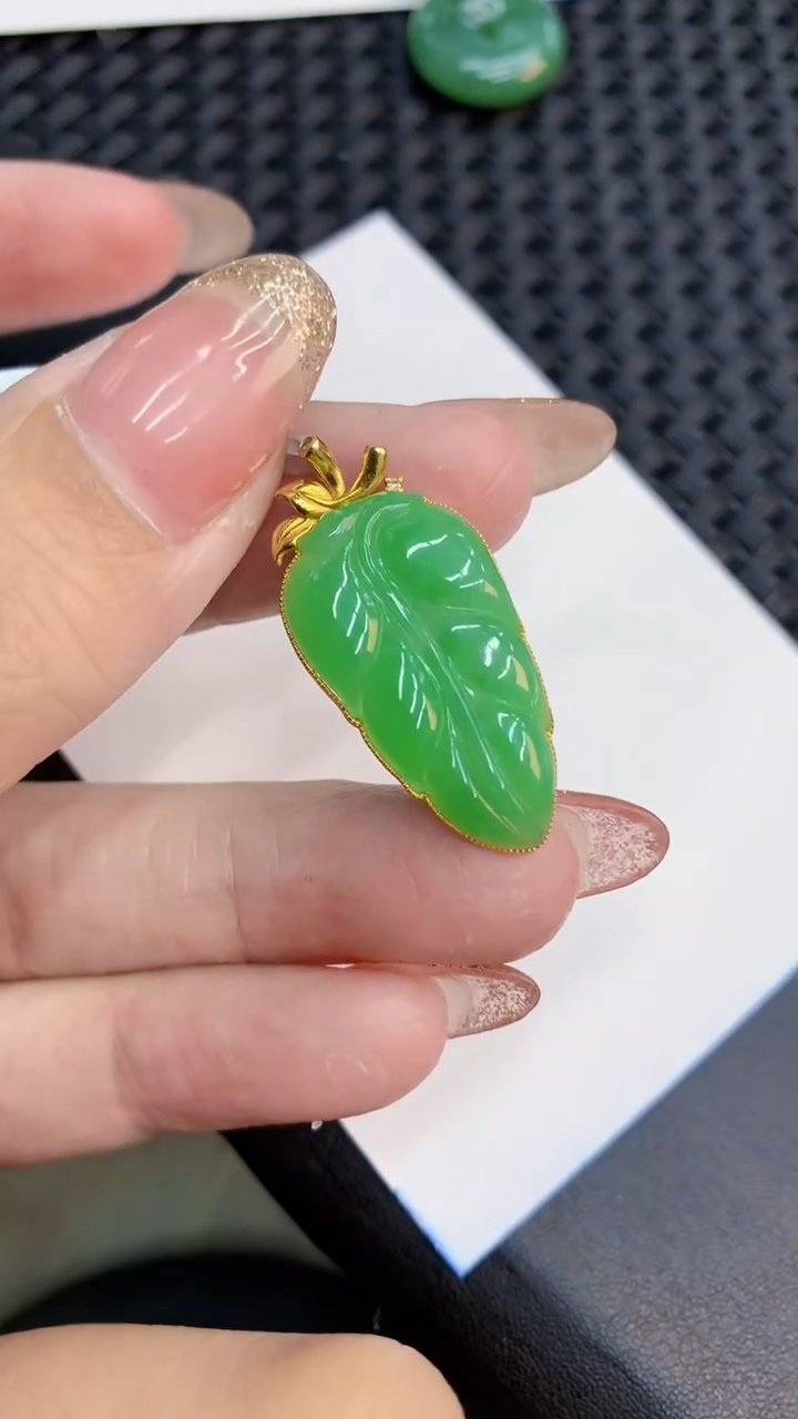 翡翠18K金镶嵌颈饰            8