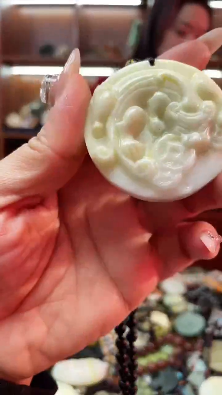 未镶嵌蛇纹石玉吊坠     