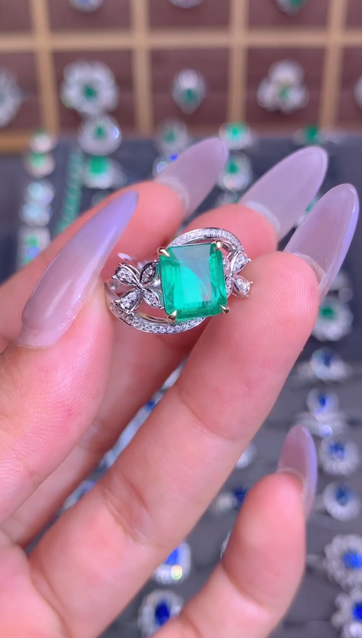 祖母绿戒指18K金镶嵌2.37CT