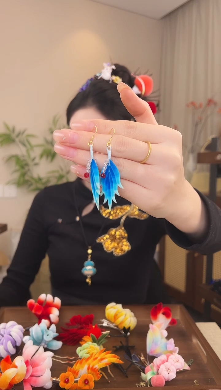 刺绣蓝色胖绒耳环