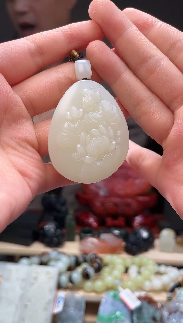 颈饰未镶嵌和田玉天**雪吊坠
