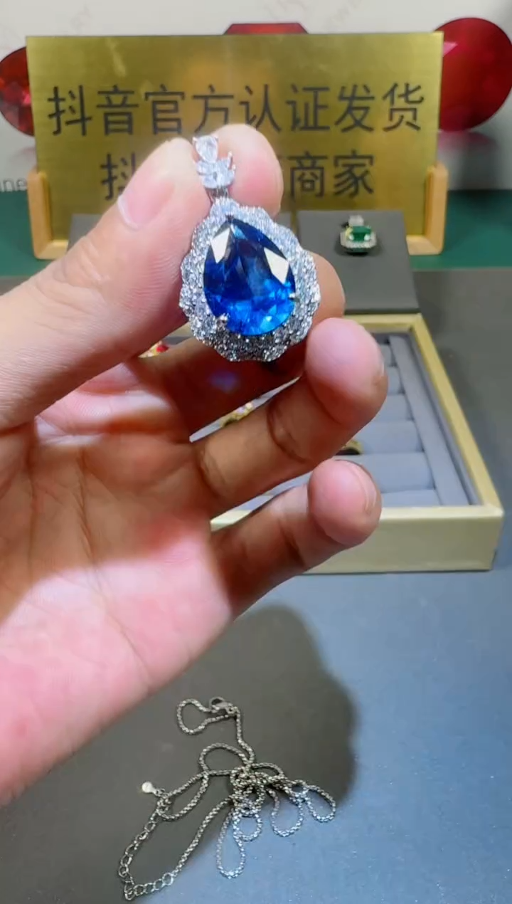 蓝宝石吊坠(赠链)18K金镶嵌蓝