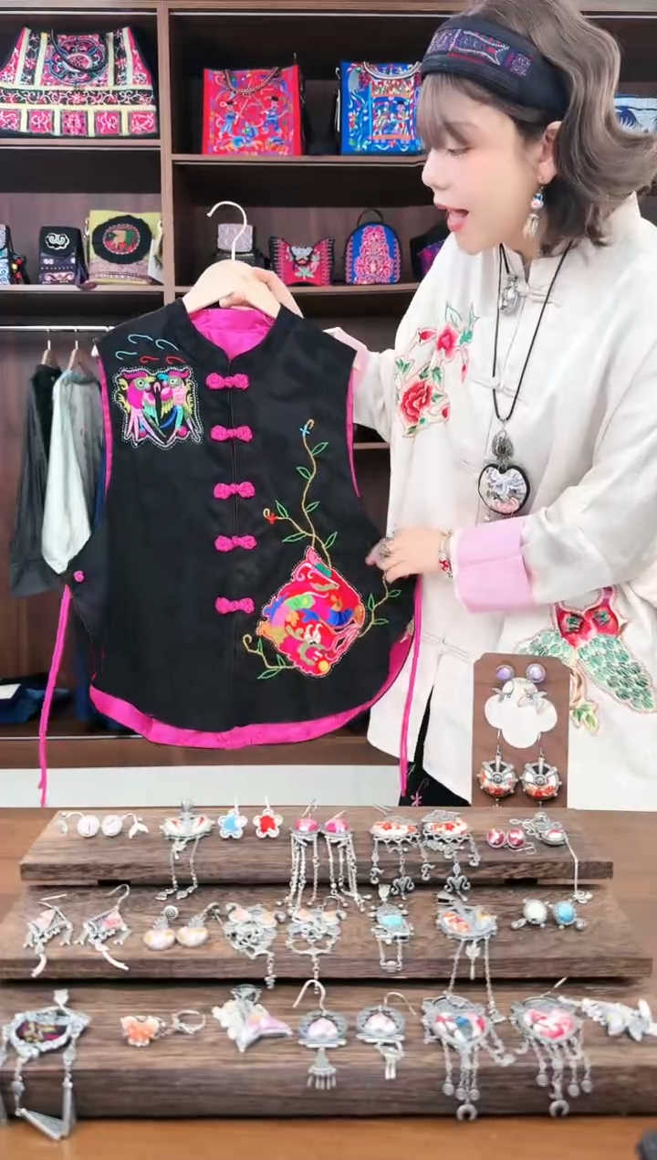 【闪购商品】织绣L41蚩梦苗族古绣