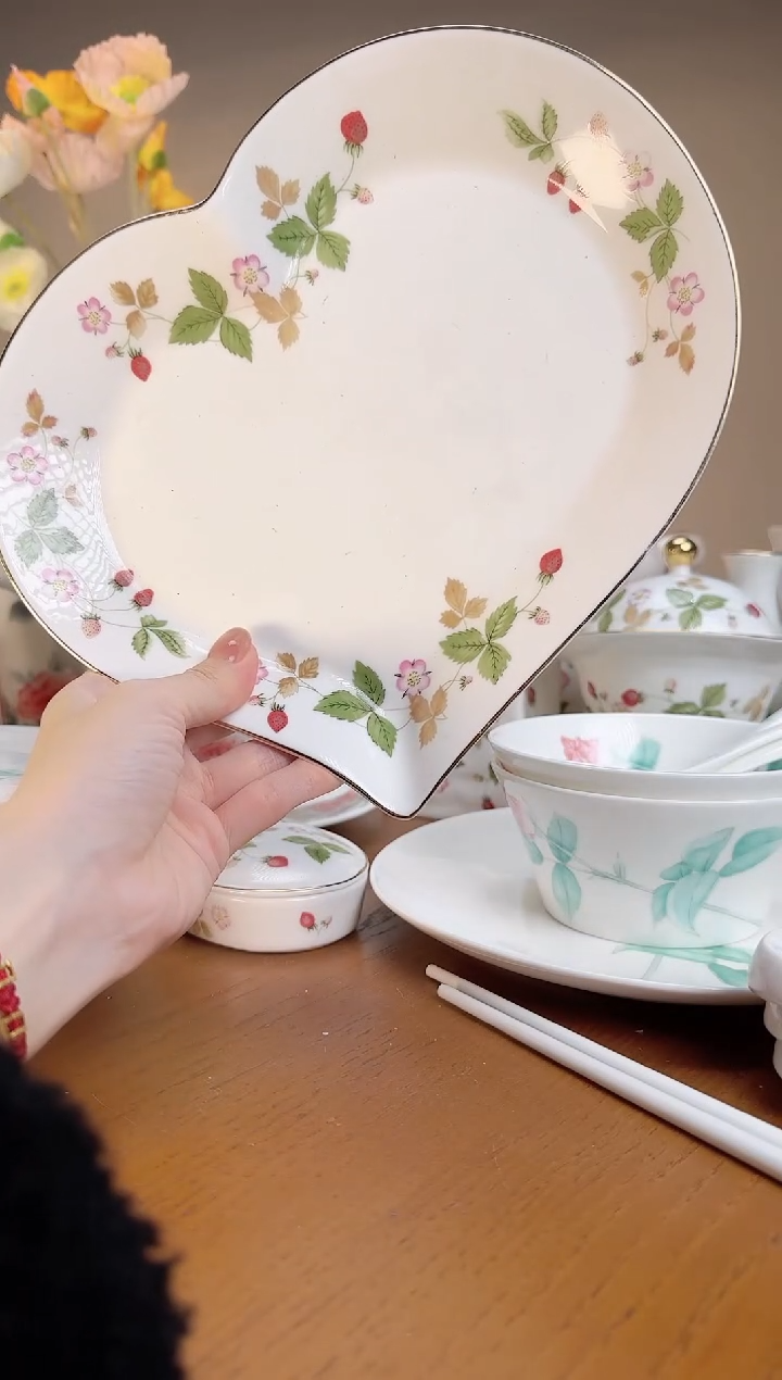 【闪购商品】高骨瓷9.5寸异形心盘