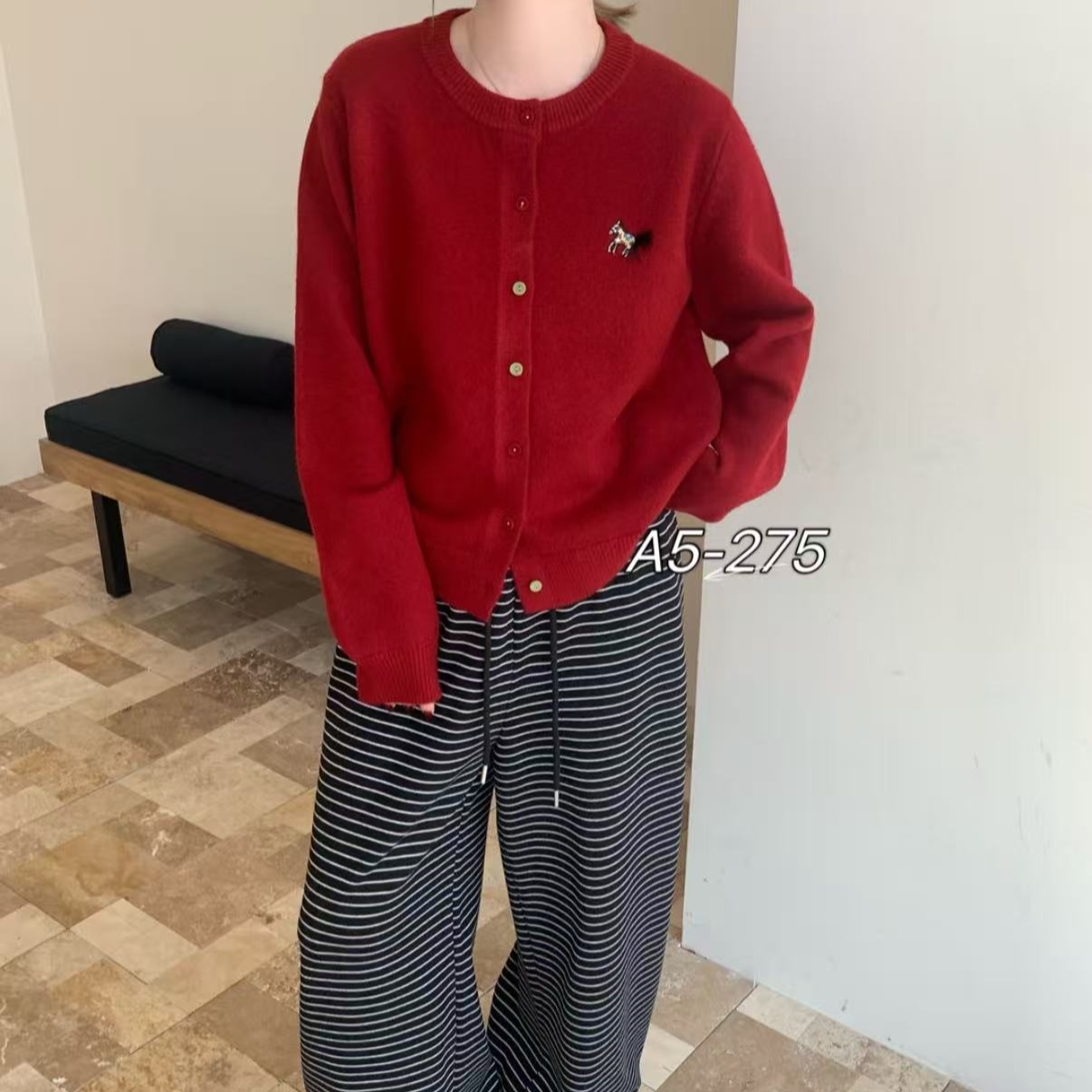 「金小姐」彩扣刺绣小马圆领可机洗开衫～