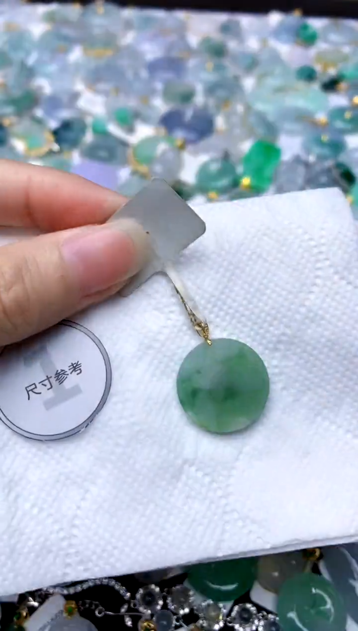 颈饰18K金镶嵌翡翠天然A货翡翠