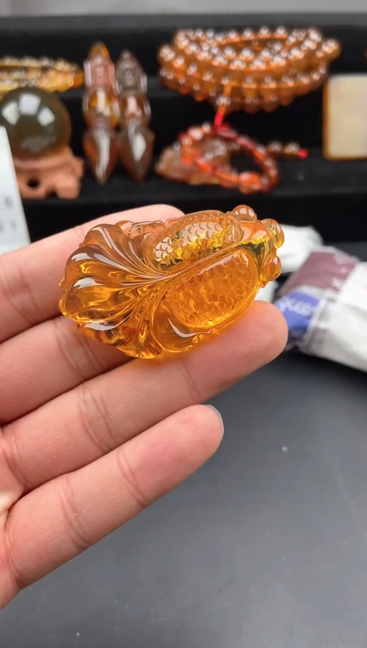 【闪购商品】琥珀颈饰未镶嵌金蓝珀金鱼吊坠