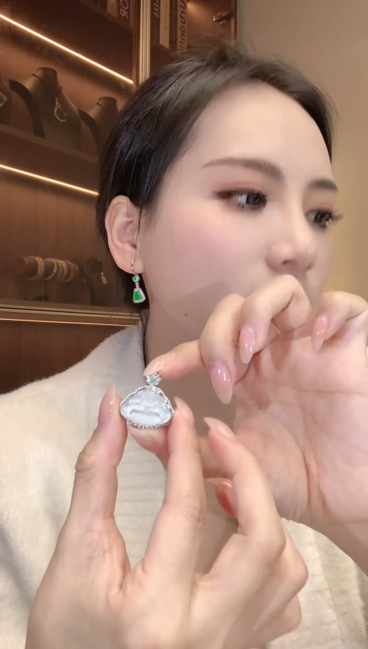 【闪购商品】翡翠吊坠(不含链)18K金镶嵌C9