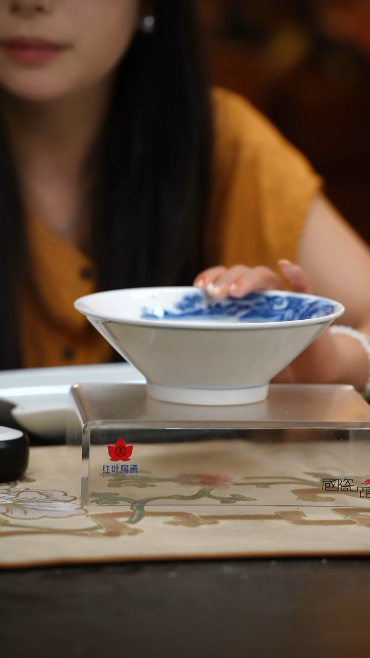 1个正价手绘山水7英寸斗笠碗