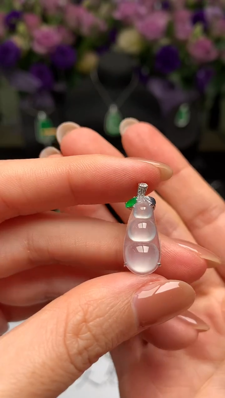 颈饰18K金镶嵌翡翠福豆