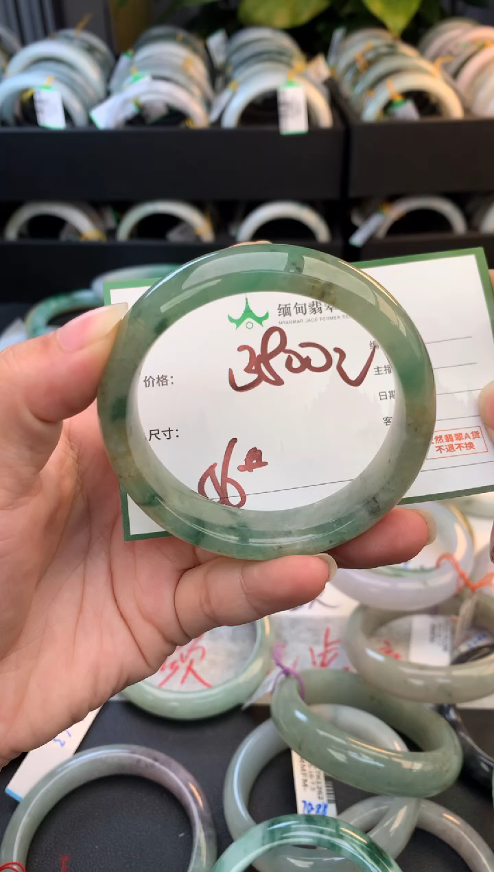 未镶嵌定制翡翠毛货需精细抛光+多人