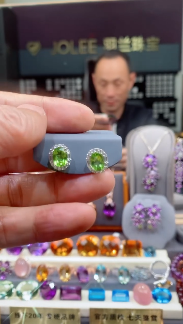 【闪购商品】橄榄石耳钉银S925镶嵌橄榄石耳钉