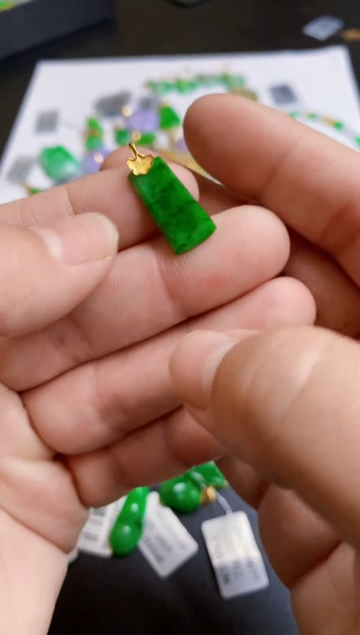 【闪购商品】翡翠颈饰18K金镶嵌吊坠